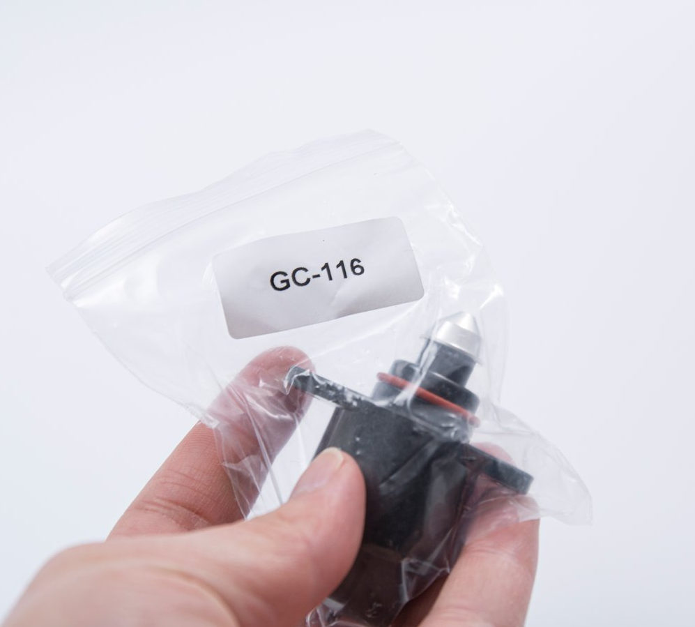 ما الذي يجعل أجهزة الاستشعار ودواسات الوقود بالغة الأهمية في أنظمة السيارات الحديثة؟